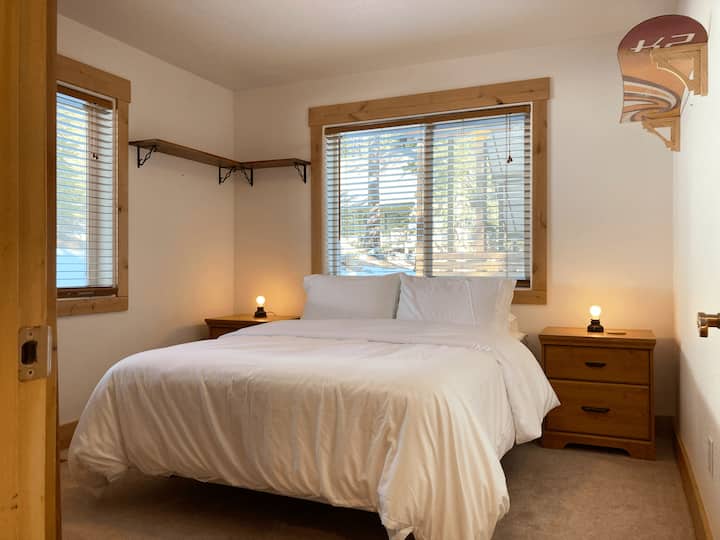 ベッドルーム1.この階下のゲストベッドルームでは、クイーンサイズベッドで穏やかで快適な睡眠をお楽しみください。この寝室には、追加の毛布と枕を備えたクローゼットがあります。