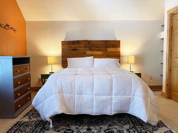 マスターベッドルーム。テンピュールペディックのクイーンベッドでしっかりと眠れます。