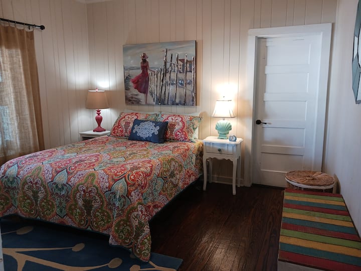 Queen bedroom with en suite bathroom