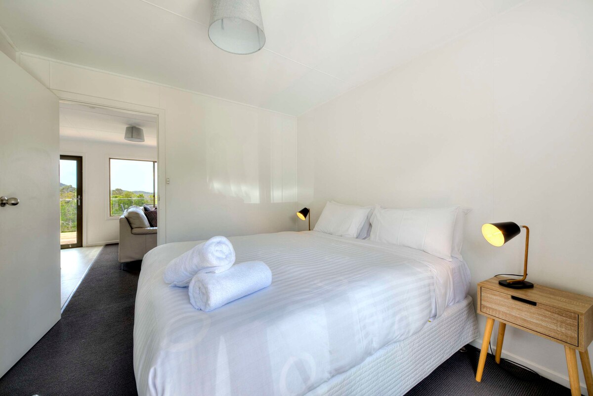 تحتوي غرفة النوم الرئيسية على سرير بحجم كوين مريح. 