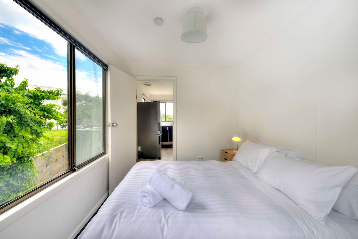 تحتوي غرفة النوم الثالثة على سرير مزدوج مريح.