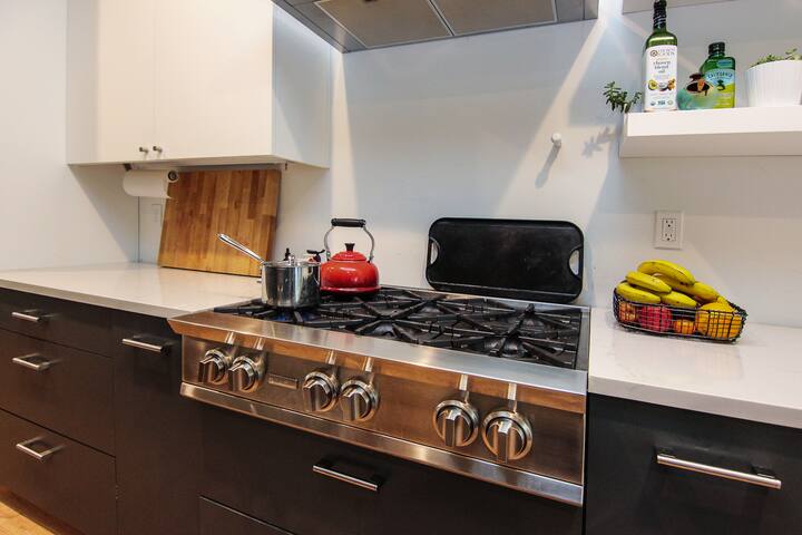 Light-Filled Modern Retreat | PDX Jan–Apr 2026 gallery image 2