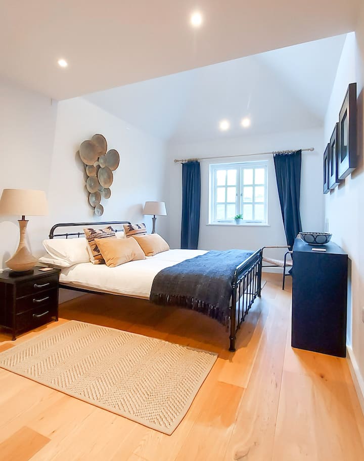 Chambre principale.  Veuillez noter que le lit a été mis à niveau en lit king size