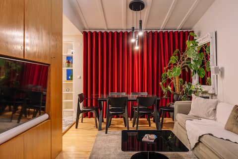 Airbnb em destaque: Penthouse in historic Lisbon great terrace & views em Penha De França