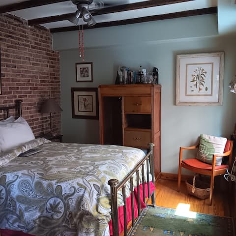 Top Airbnb: Notel 9 Getaway Suite with Sauna in Upper Fells Point