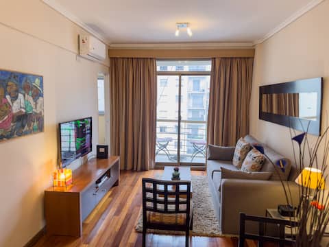 Top Airbnb: Elegant Recoleta Retreat with Balcony Views in Comuna 2