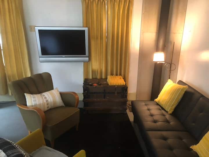 Dnevni boravak s velikim televizorom na artikuliranom držaču