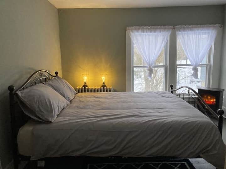 2. spavaća soba s novim madracem od memorijske pjene, pogledom na vrt i kupaonicom poplavljenom svjetlošću u apartmanu