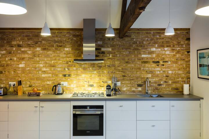 London penthouse w/ private terrace & comfort gallery image 3