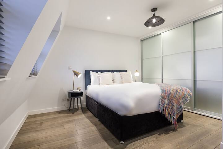 London penthouse w/ private terrace & comfort gallery image 2