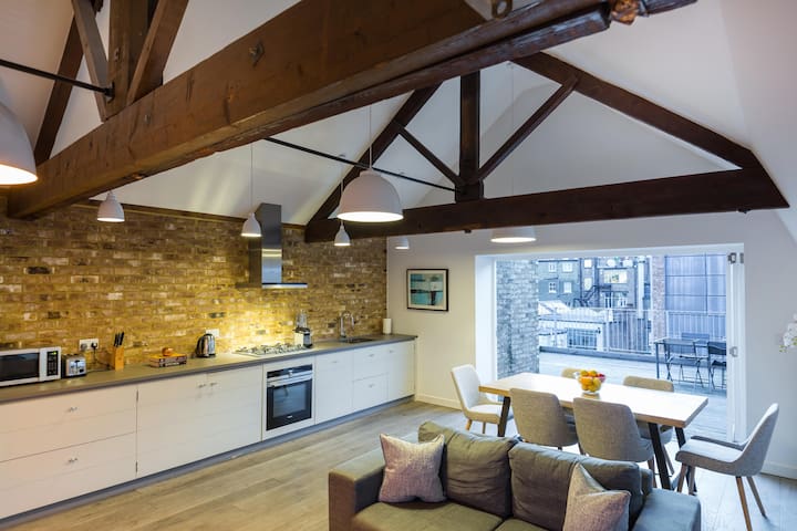 London penthouse w/ private terrace & comfort gallery image 4