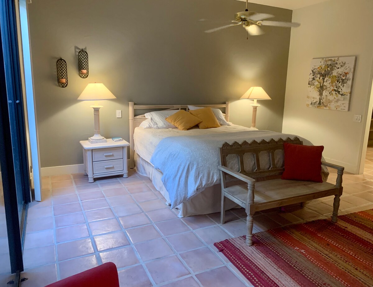 ห้องนอนใหญ่พร้อมเตียงคิงไซส์แคลิฟอร์เนียทีวีตู้เสื้อผ้าแบบวอล์คอินและห้องน้ำในตัวพร้อมฝักบัวอาบน้ำแบบวอล์คอินโต๊ะเครื่องแป้งคู่โถสุขภัณฑ์ 
เปิดสู่ห้องโถงที่มีภูมิทัศน์สวยงาม