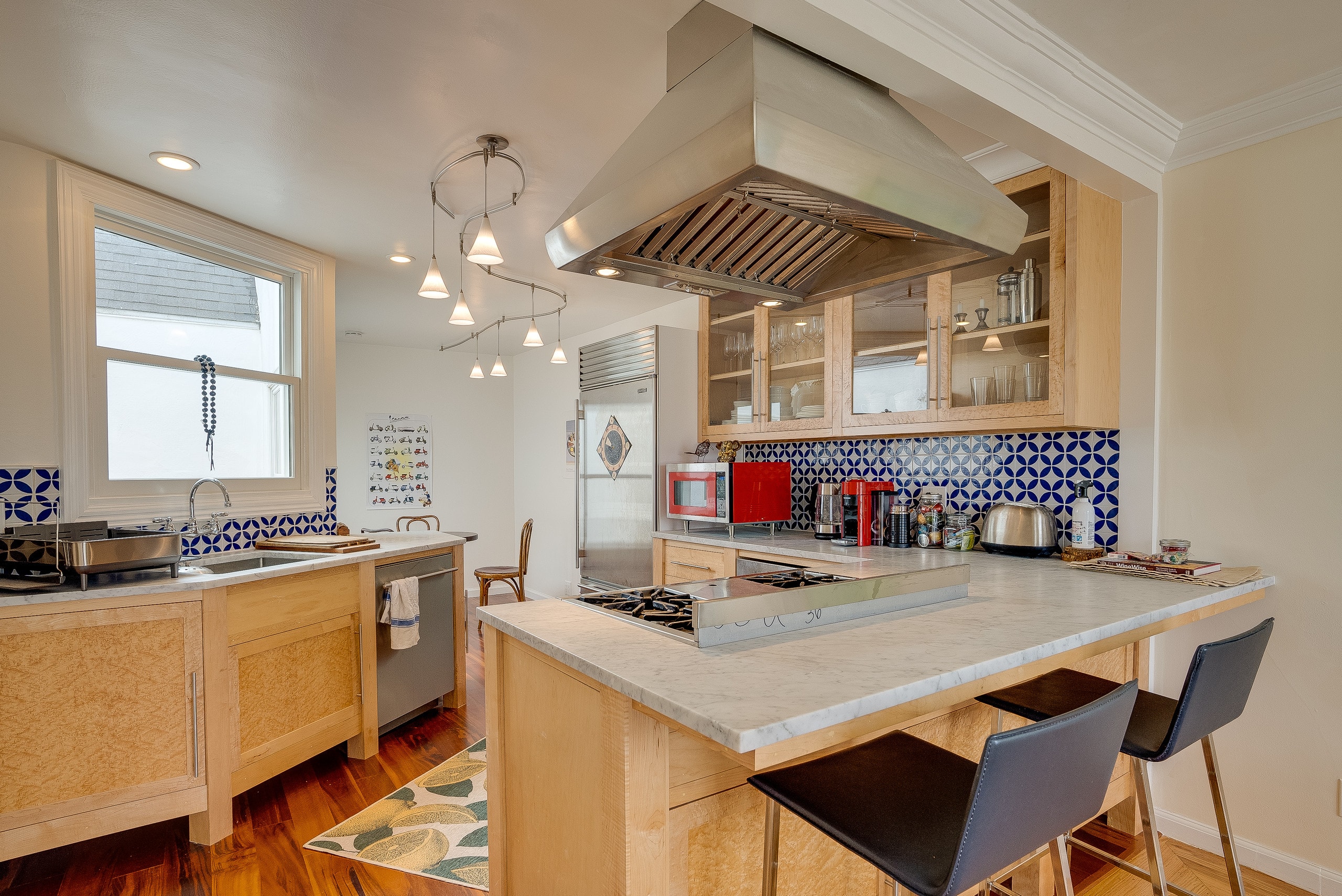 Home in San Francisco · ★4.93 · 2 bedrooms · 2 beds · 1 bath - Image 9