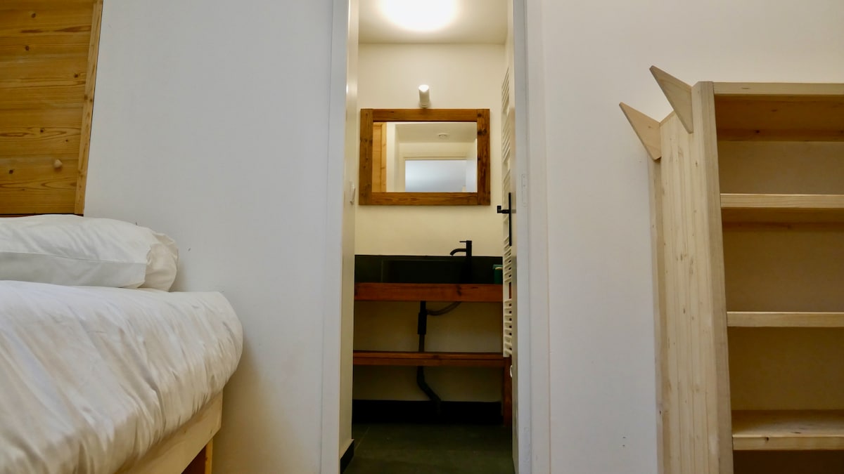 Space with 6 single beds + en-suite shower room, ideal for cousins to gather together!