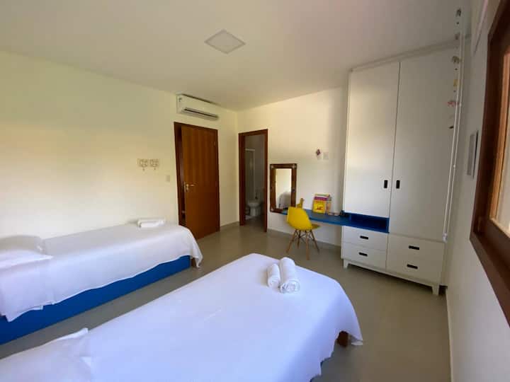 الجناح 2 - الطابق العلوي مجهز بمكيف هواء ومكتب وسريرين فرديين مع فرشات أورتوبون سبرينغ وسريرين فرديين مع فرشات أورتوبون فوم. ستائر لإظلام الغرف والمرايا وعناصر الديكور. 