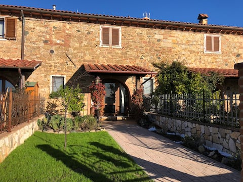 Relax between hills and sea in an ancient farmhouse