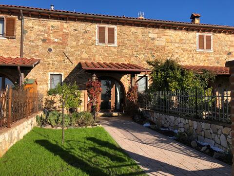 Relax between hills and sea in an ancient farmhouse