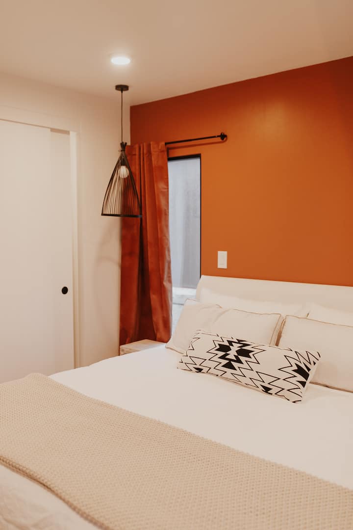 الجناح الرئيسي مريح ومريح مع سرير بمقاس كينج وجميع البياضات والوسائد الجديدة وخزانة كبيرة ومرآة كاملة الطول وستائر معتِّمة للنوم.