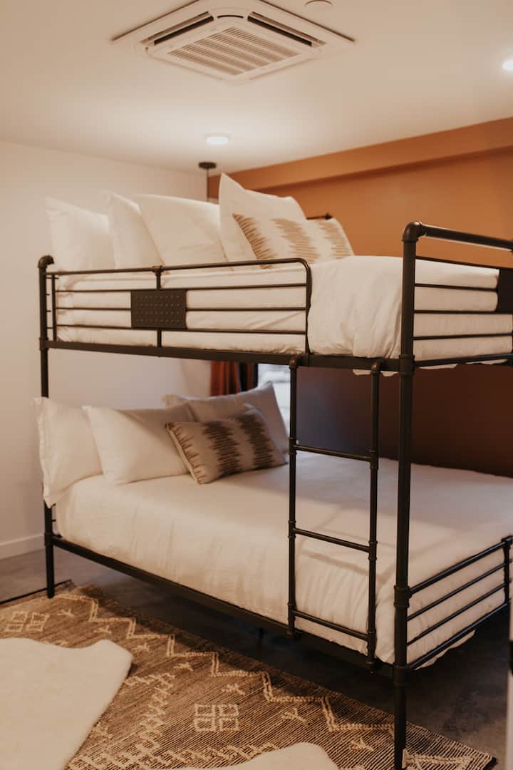 تحتوي غرفة النوم الثانية على أسرّة بطابقين ، وجميع البياضات الجديدة ، وستائر معتِّمة ، ومرآة كاملة الطول ، وخزانة مع مساحة تخزين. تحتوي الخزانة أيضًا على جميع مستلزمات أطفالنا.