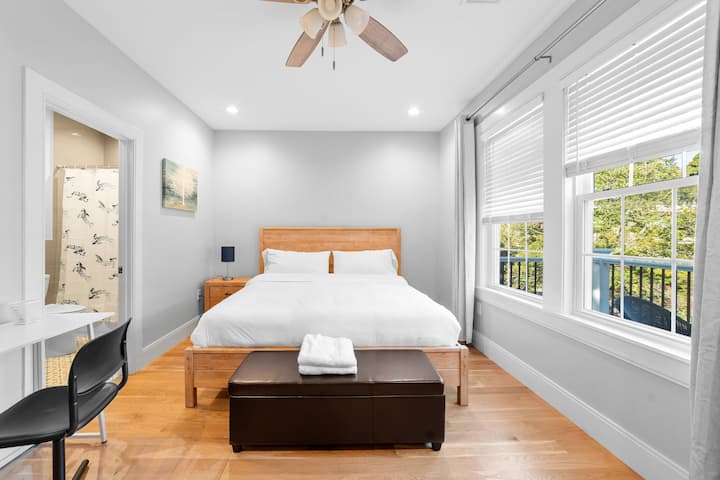 Modern, fully furnished 4 bedrooms, 2 full baths