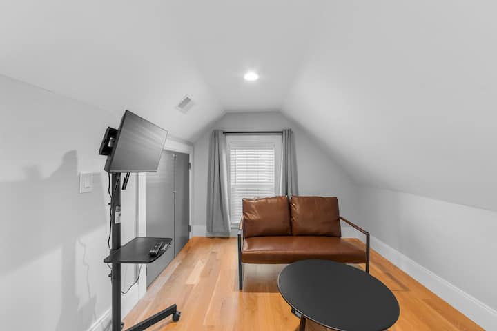 Modern, fully furnished 4 bedrooms, 2 full baths