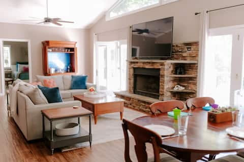 Popular Airbnb listing: Kayaks, Fire Pits, Bocce Court, Fenced in Dog Run in Seneca / Clemson