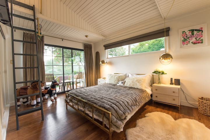 THIRD BEDROOM-VIEW TO HOLLYWOOD SIGN- DECK AND OUTDOOR SITTING  VIEW TO THE MOUNTAIN. KIDS TOP LIFT CONNECTED TO THIS ROOM