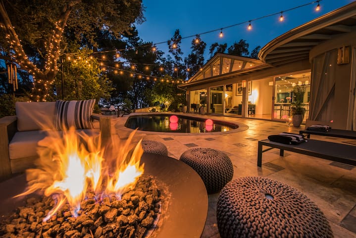 HOLLYWOOD HILLS LUXURY SANCTUARY, POOL, BAR & BBQ