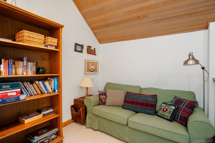 Таванско помещение с удобен разтегателен диван тип Куин