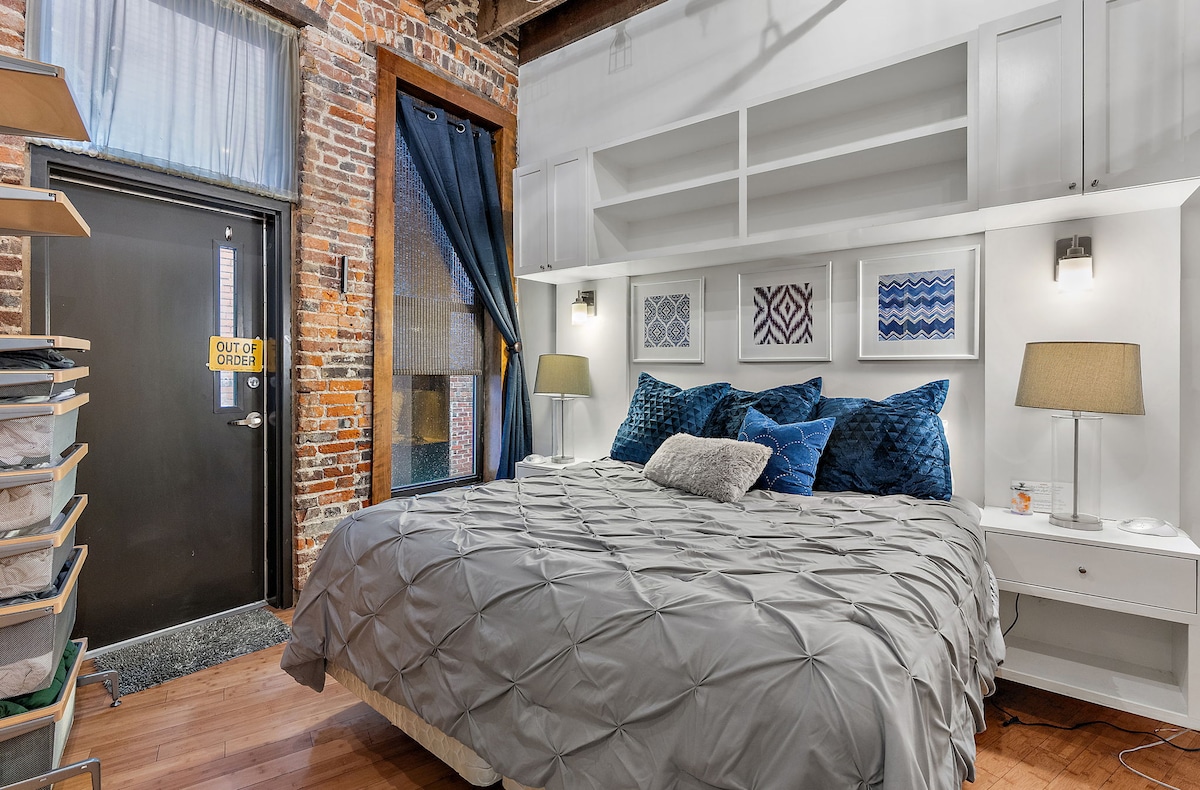 הרבה כריות ושמיכות למיטת הקינג סייז הזו!