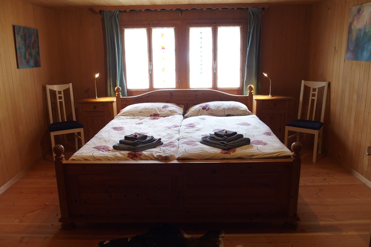 מיטת עץ קשיחה גדולה (180x200) עם תקרות צמר של כבשים. מתחמם בחורף, מתקרר בקיץ...