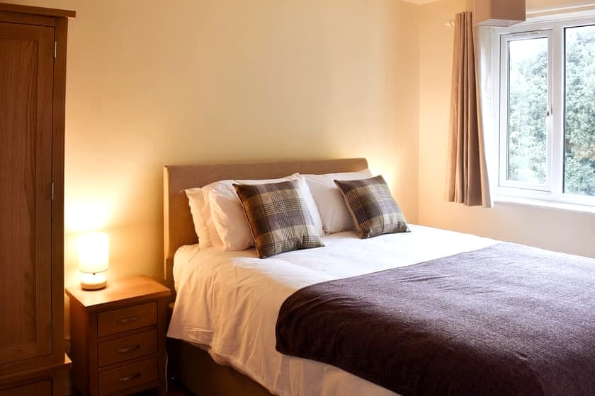 Თბილი და სტუმართმოყვარე ორადგილიანი საძინებელი საწოლით