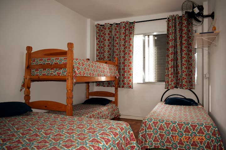 我们每个月都会更换房间内的床罩套装和窗帘。