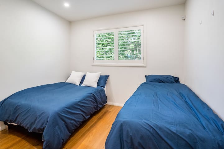 غرفة النوم الثالثة بسرير مزدوج وسرير فردي ومتحرك.