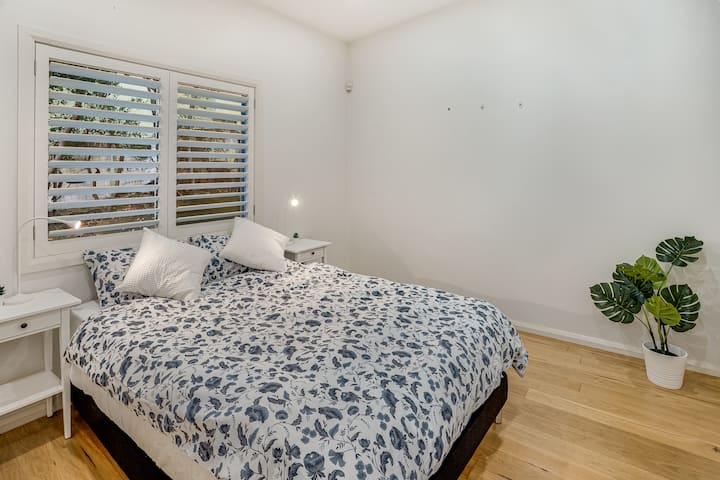 سرير ملكة وحمام داخلي هما ثاني مساحة نوم خاصة.