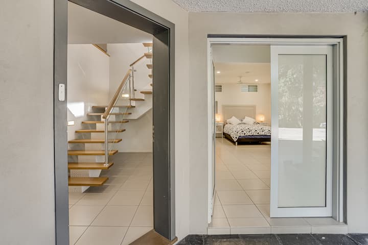 مداخل منفصلة للبيت الرئيسي والاستوديو.