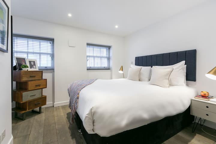 Bright serviced flat w/ full kitchen & workspace gallery image 5