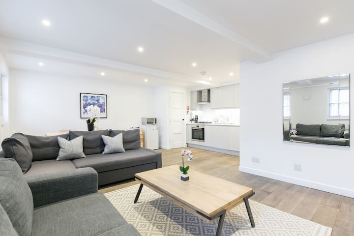 Bright serviced flat w/ full kitchen & workspace gallery image 2