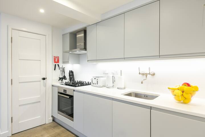 Bright serviced flat w/ full kitchen & workspace gallery image 4