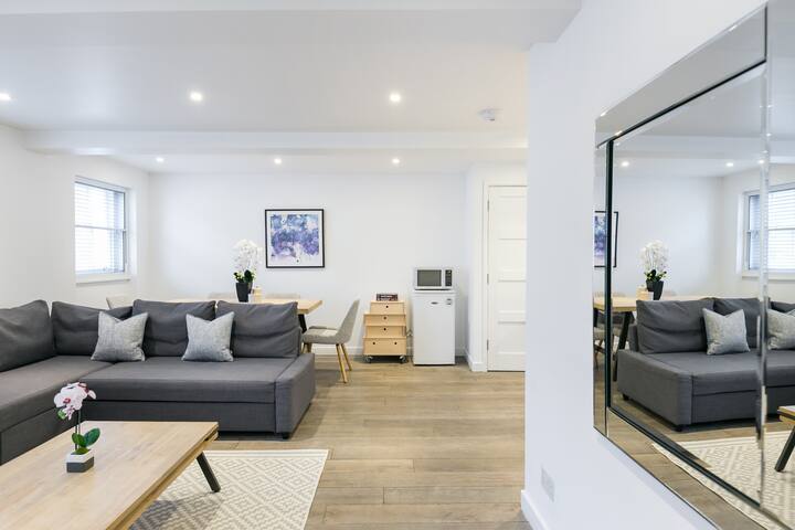 Bright serviced flat w/ full kitchen & workspace