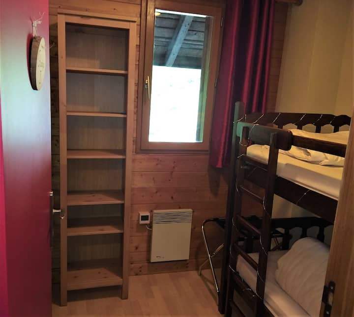 Spálňa, zrub a poschodová posteľ