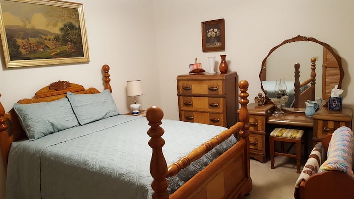 The Antique Room w/Full-Queen Bed