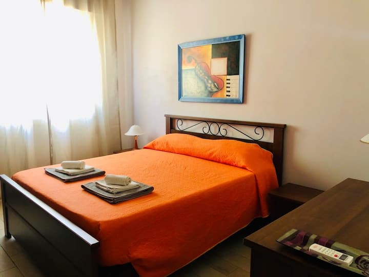 ห้องนอนเตียงใหญ่ห้องแรก