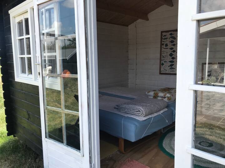 En hytte med to sengepladser.