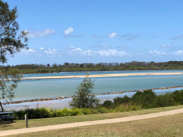 Absolute Waterfront House-Private Jetty Sleeps 8 gallery image 4