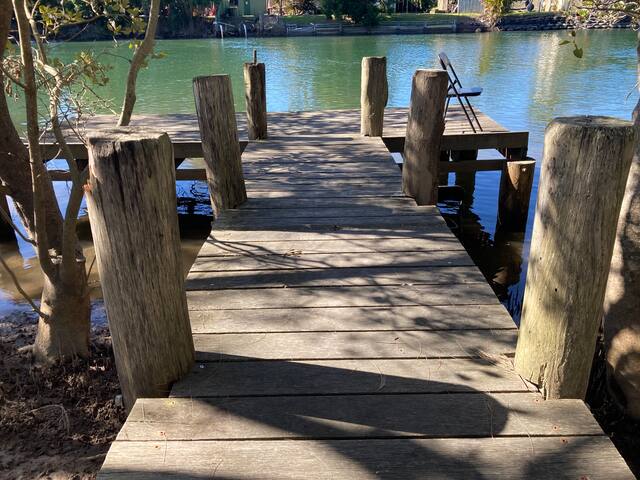 Absolute Waterfront House-Private Jetty Sleeps 8 gallery image 2