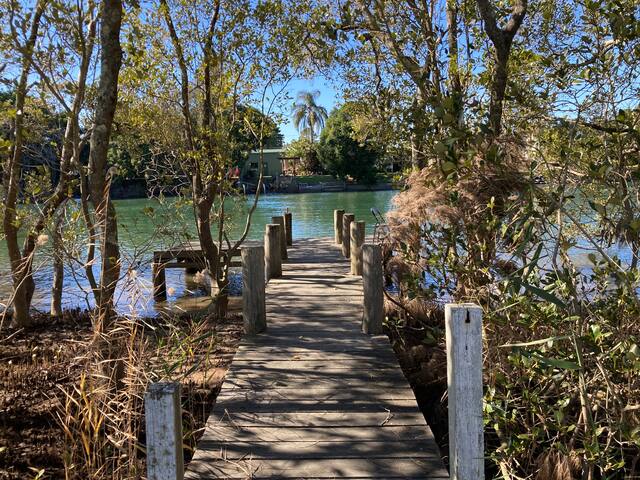 Absolute Waterfront House-Private Jetty Sleeps 8 gallery image 3