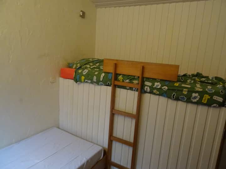 Small bedroom upstairs: two single beds (one bunk, accessible by the small ladder)

Pillow and duvet provided

Sheets are extra, to be requested/paid at least 72 hours before arrival