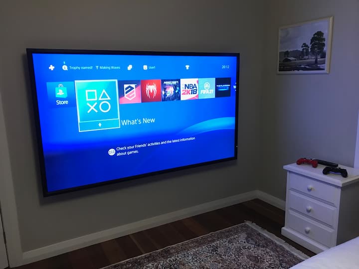 PlayStation na mkusanyiko wa michezo isiyo ya vurugu kwenye onyesho mahususi la 80". Ndoto ya Gamer!