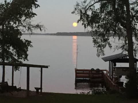 Stunning sunrises await at your Talquin lake house